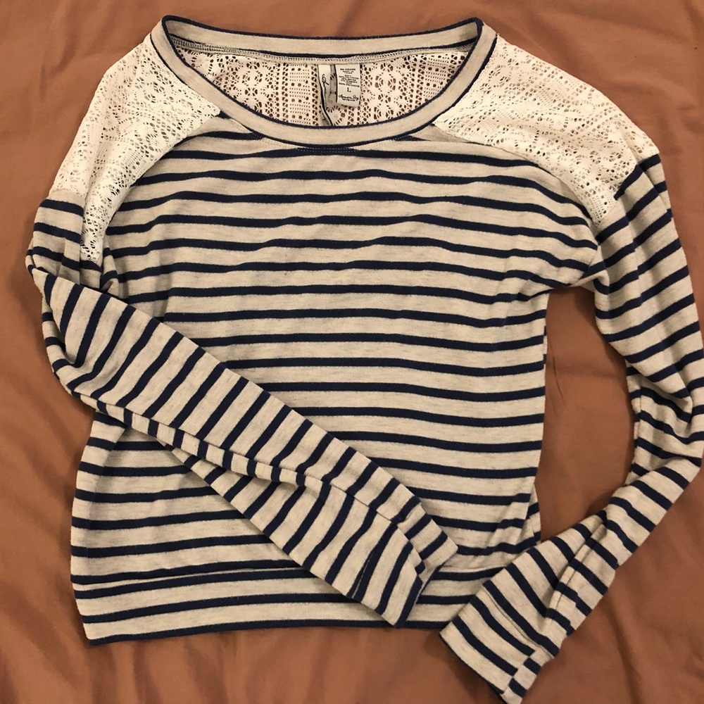 Cozy pullover with lace detail